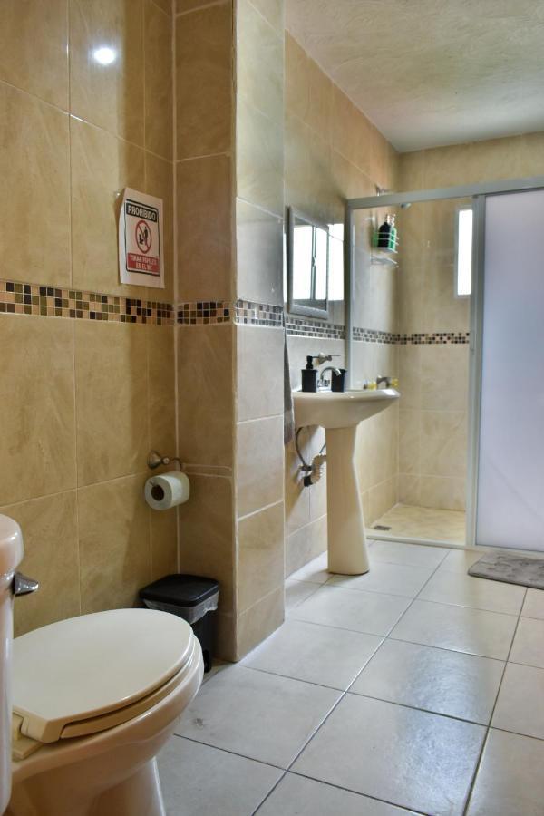 4 Venator House Boutique Aparthotel Леон Екстериор снимка