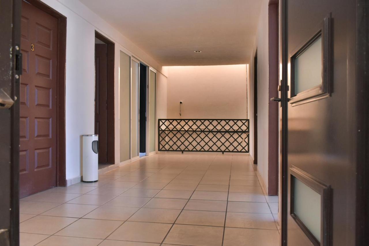 4 Venator House Boutique Aparthotel Леон Екстериор снимка