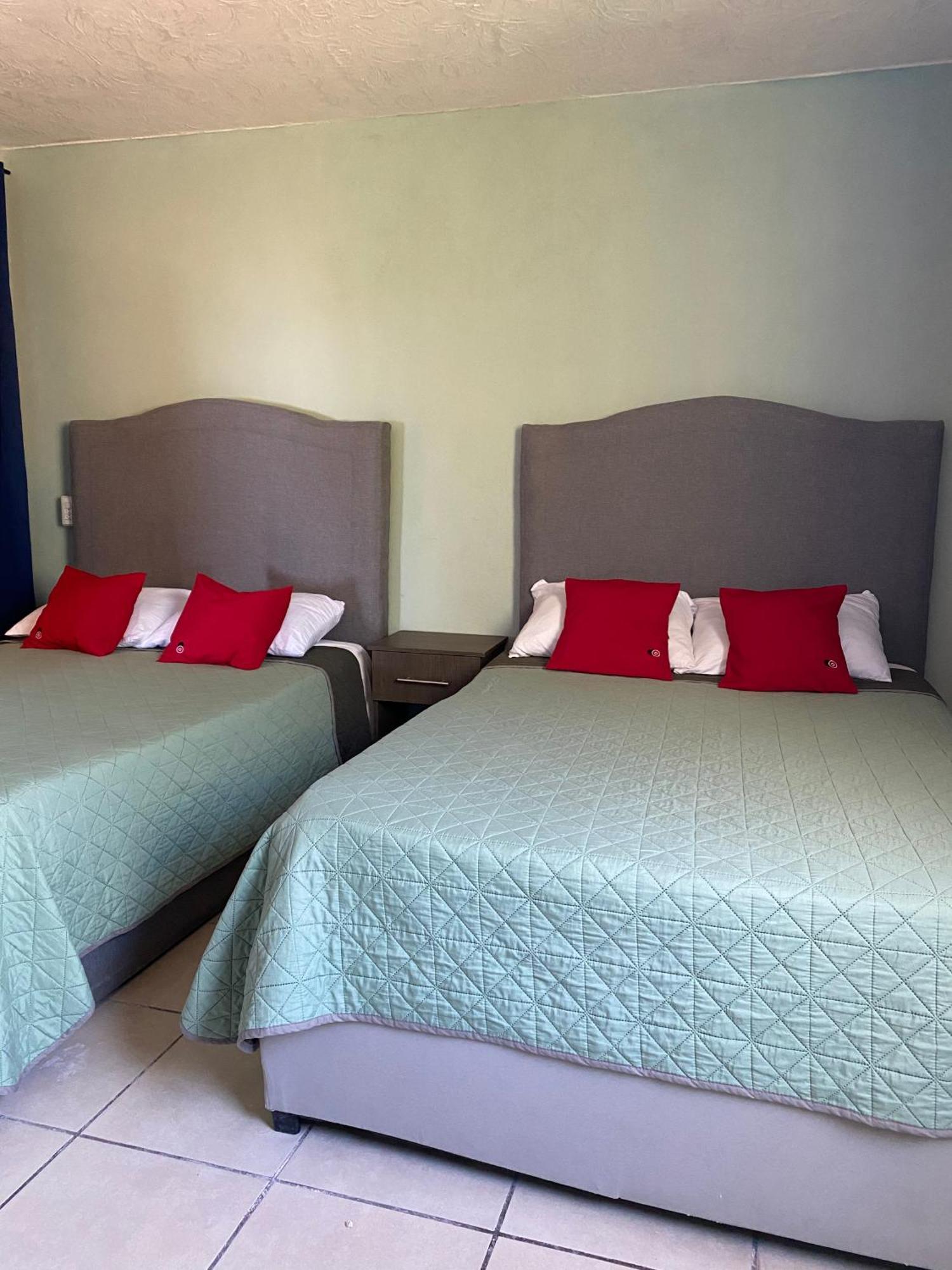 4 Venator House Boutique Aparthotel Леон Екстериор снимка